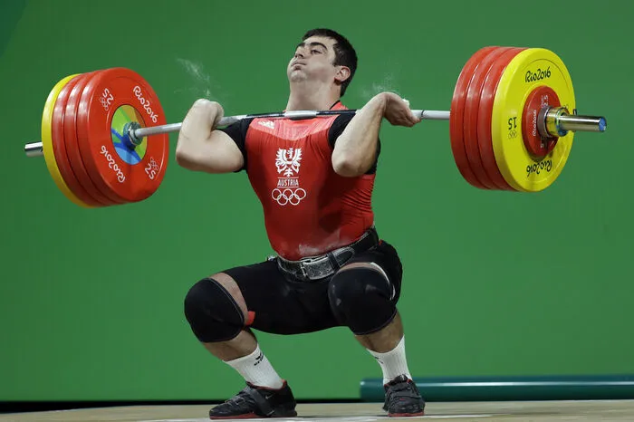  GEWICHTHEBEN: Olympia-Neuling Sargis Martirosjan landete im durch Dopingfälle ausgedünnten Feld der Klasse bis 105 kg mit persönlicher Zweikampfbestleistung an der elften Stelle. Mit dem eigenen Rekord erreichte er zwar eines der selbstgesteckten Ziele, der Vorstoß unter die besten sechs misslang aber deutlich.