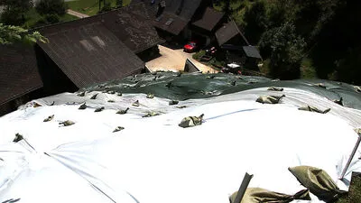 Die Feuerwehr Kainach hat Planen über die Hangrutschung ausgebreitet, um die ärgste Gefahr zu bannen