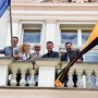 Fünf Menschen stehen am Rathausbalkon