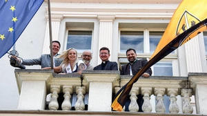 Fünf Menschen stehen am Rathausbalkon