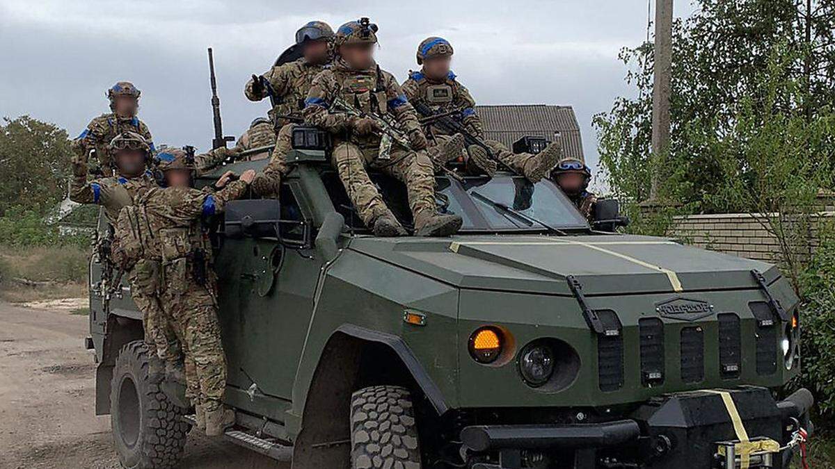Ukrainische Soldaten sind auf dem Vormarsch 