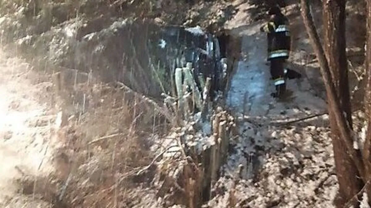 Ein Pkw-Lenker kam in der Gemeinde Oberwölz von der Fahrbahn ab. Das Fahrzeug stürzte einen Hang hinunter und überschlug sich mehrmals bevor es an einer Fichte hängen blieb