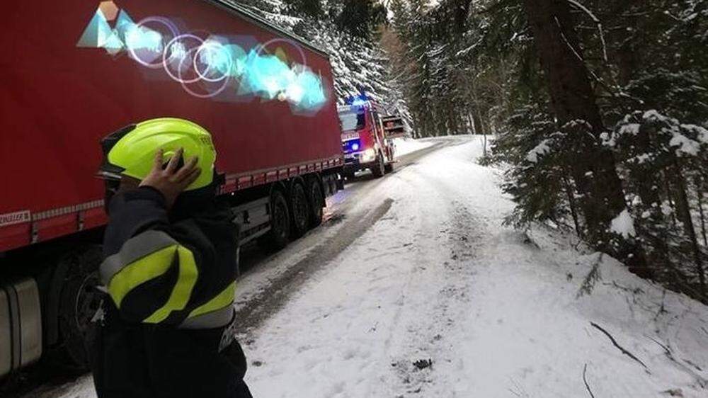 Der rumänische Lkw blieb auf einer steilen und schneeglatten Straße hängen