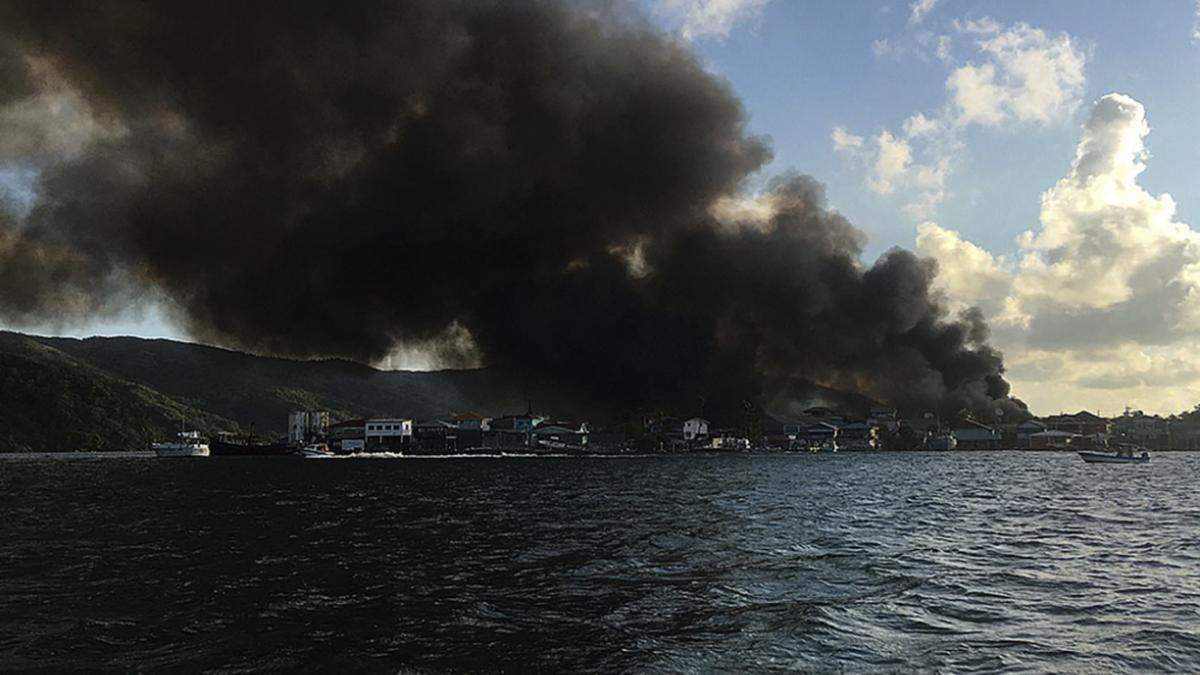 Feuer auf der Insel El Cayo, die zu Guanaja  gehört