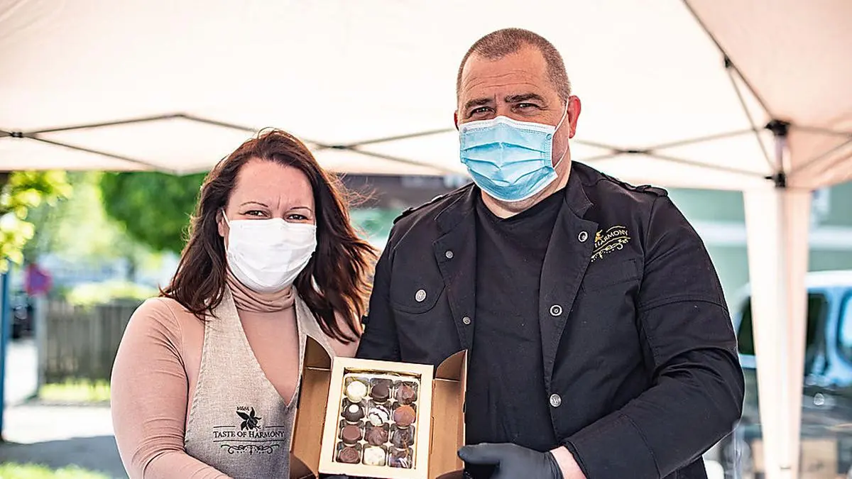 Melinda Molnar verkauft handgeschöpfte Schokolade