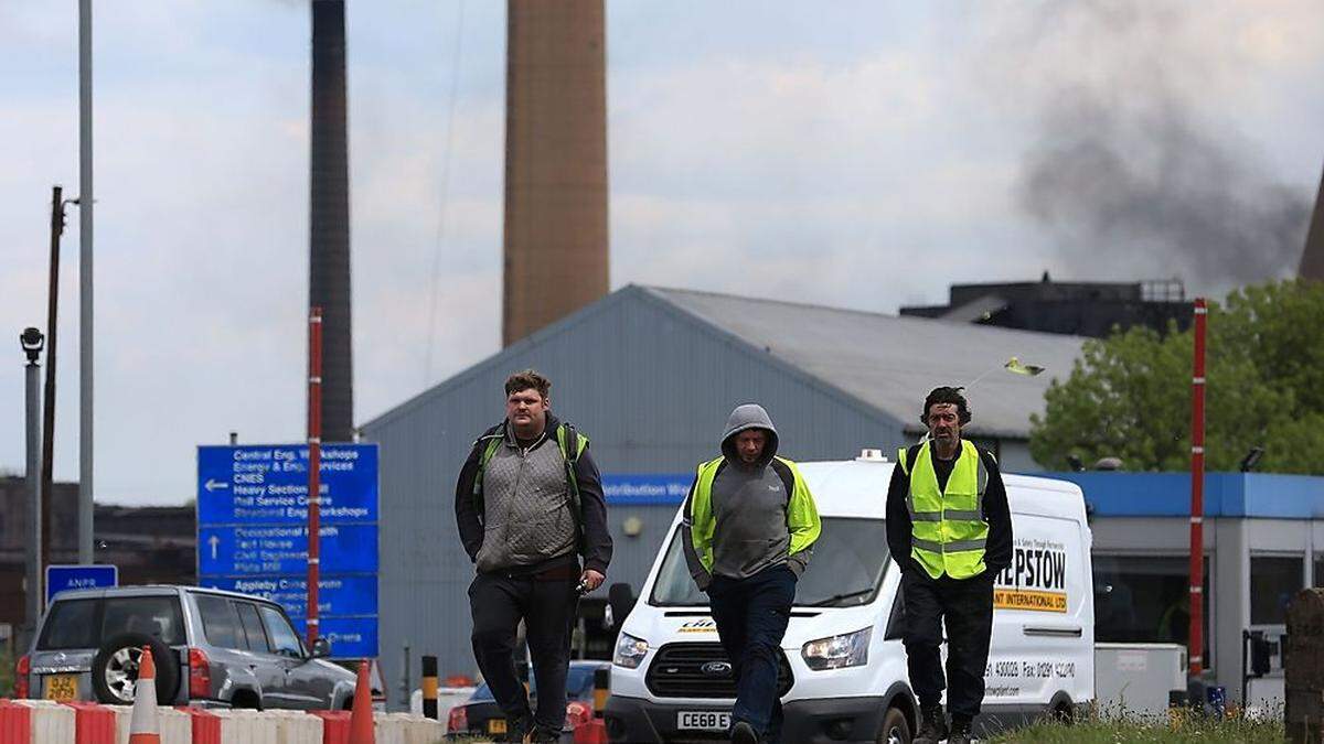 Arbeiter verlasen das Stahlwerk von British Steel in Scunthorpe 