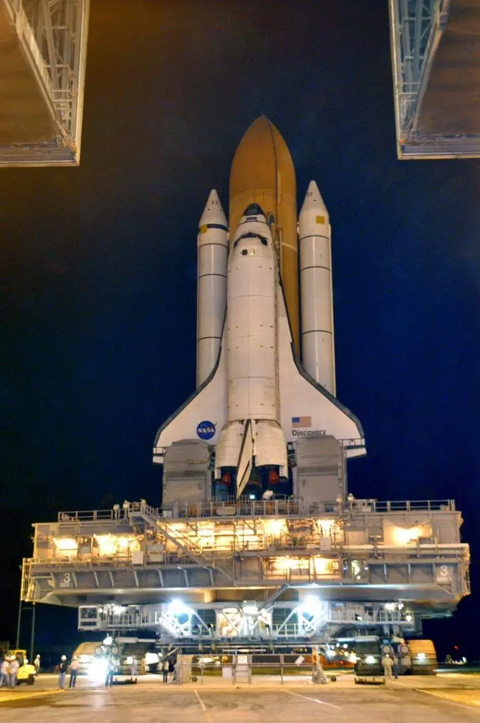 Ein Nasa-Crawler transportiert ein Spaceshuttle