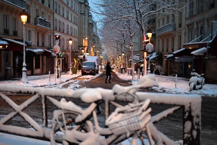 Bereits am Dienstag hatten starke Schneefälle ein Verkehrschaos ausgelöst, Paris zeigt sich derzeit von seiner seltenen winterlichen Seite. 
