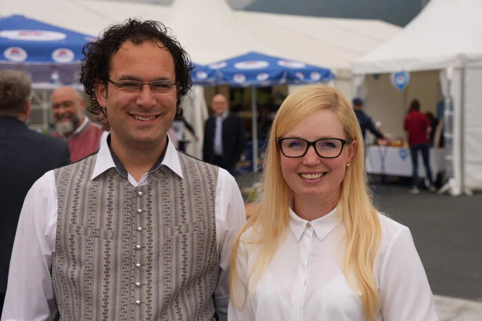 Käse-Produktionsleiter Franz Pernull mit der Geschäftsführerin Janine Grafenauer von Terry-Mystica, wo der Kärntnermilch-Grauschimmelkäse reift. 