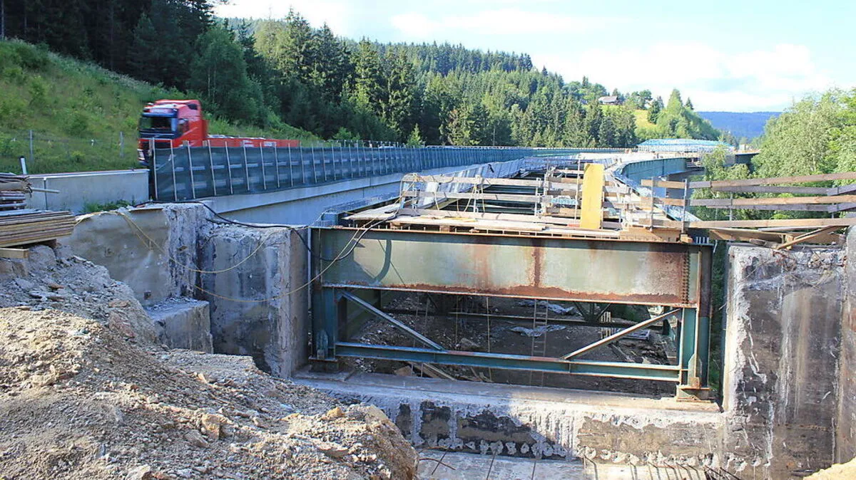 Großeinsatz für Feuerwehren wegen eines Brandes auf einer Brückenbaustelle im Packabschnitt
