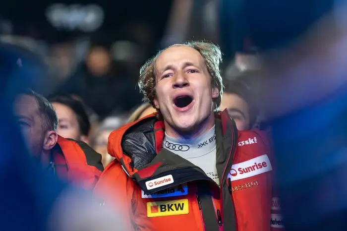 ABD0367_20250209 - SAALBACH-HINTERGLEMM - ÖSTERREICH: Marco Odermatt (SUI) am Sonntag, 9. Februar 2025, im Rahmen der Medaillenzeremonie für die Abfahrt der Männer auf Medal Plaza in Hinterglemm. - FOTO: APA/EXPA/JOHANN GRODER