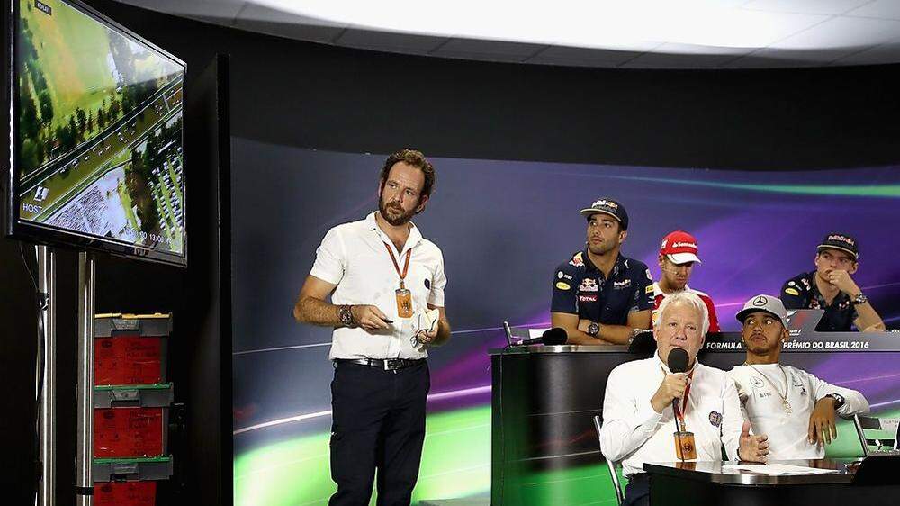 Charlie Whiting (links neben Hamilton) bei der FIA-Pressekonferenz