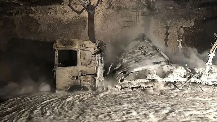 Das Wrack des abgebrannten Lkw