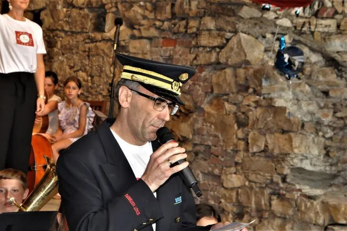 Musikschuldirektor Wolfgang Jud konnte Vizebürgermeister Kurt Christof, Finanzstadtrat Franz Sachernegg und Stadträtin Christine Hemmer, die Kinder, Jugendlichen, Lehrerinnen und Lehrer der Musikschule sowie hunderte Besucher herzlich begrüßen.