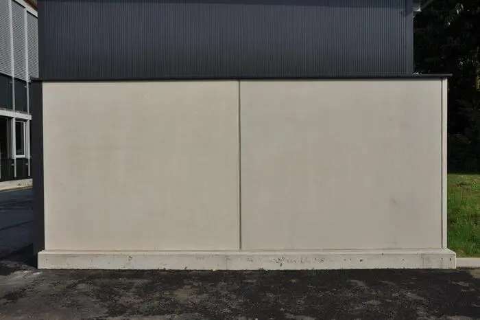 Optisch gibt es keinen Unterschied. Links sieht man ein Öko²-Beton-Element, rechts ein Element aus Standardbeton.