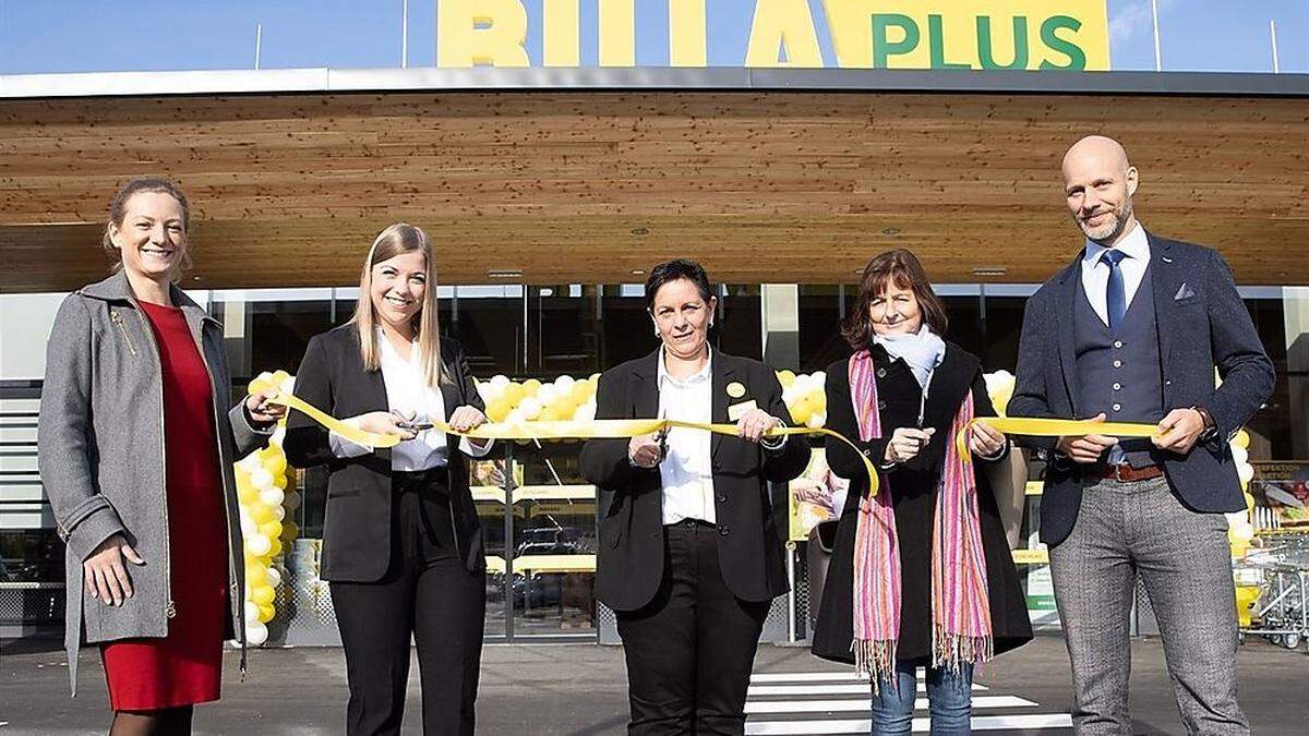 Grace Schober, Claudia Gruber, Margit Hönigl, Ursula Haghofer und Peter Gschiel eröffneten den neuen Markt