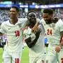 Die Engländer Jude Bellingham, Bukayo Saka und Reece James freuen sich über Platz drei bei der Fußball-WM