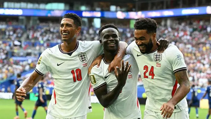Die Engländer Jude Bellingham, Bukayo Saka und Reece James freuen sich über Platz drei bei der Fußball-WM