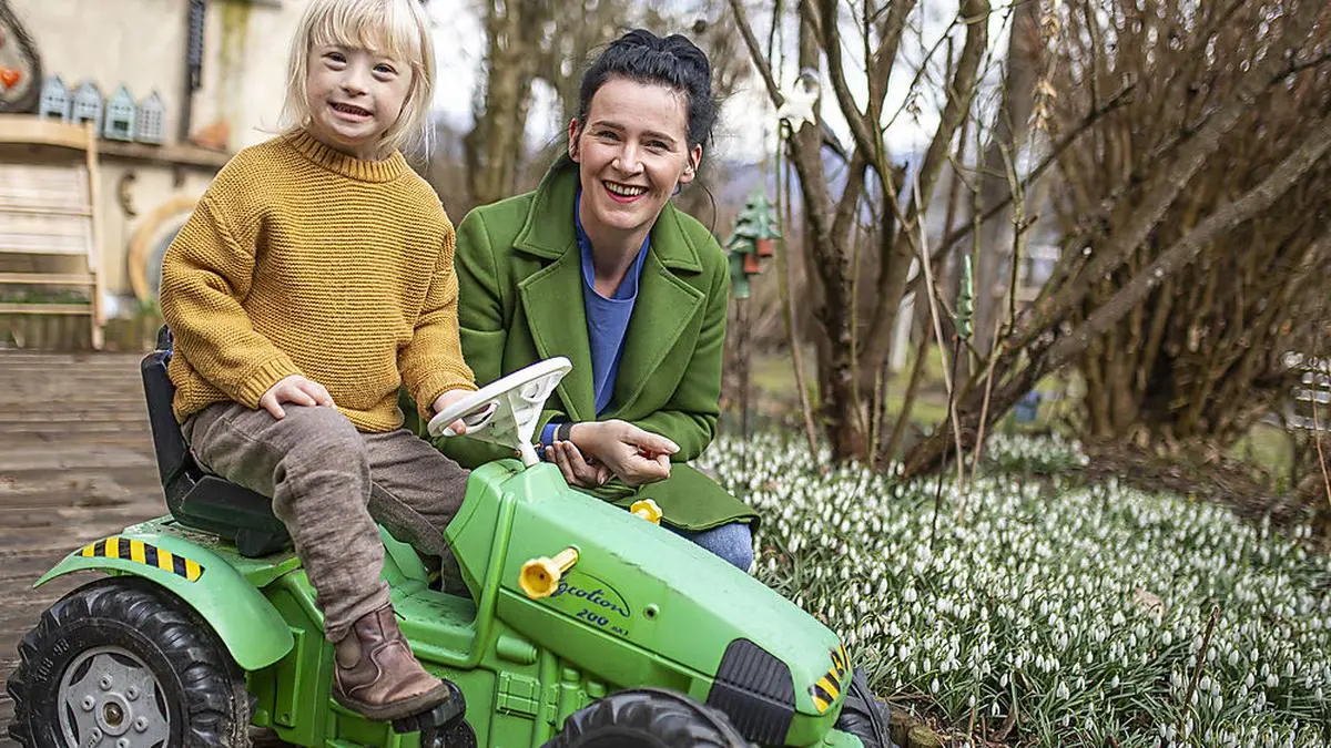 Oskar und Mama Nina Feichter gehen positiv durchs Leben
