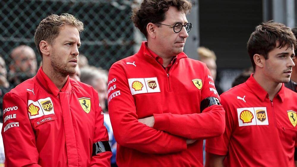 Sebastian Vettel, Ferrari-Teamchef Mattia Binotto und Charles Leclerc (von links)