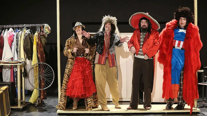 Das Klagenfurter Ensemble spielt das Stück "Explosion"