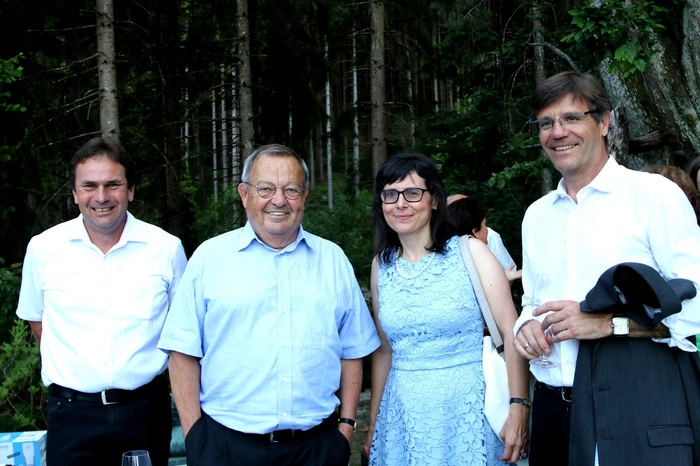 Schlossherr Herbert Liaunig und Gemeindevorstand Peter Trampusch mit Waltraud und Karl Liesnig.    