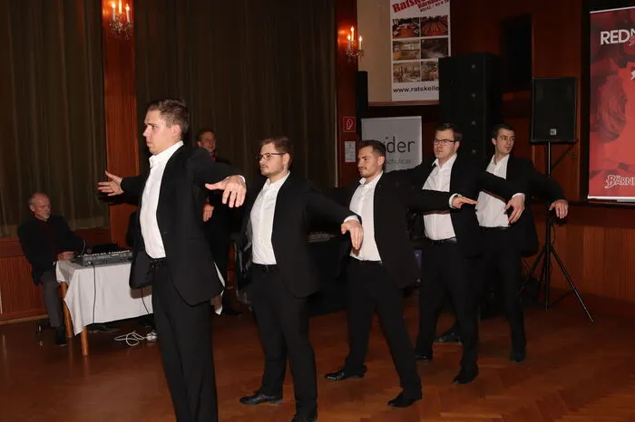 Geboten wurde eine Eröffnungspolonaise durch Mitglieder der Tanzschule Gider aus Rosental.