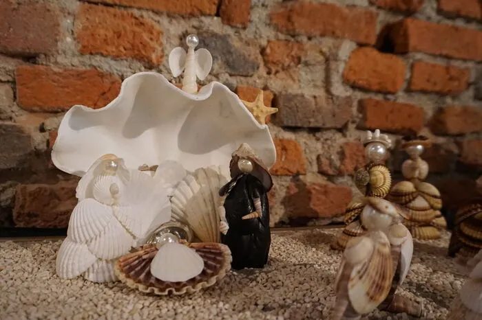 Dieses Bild zeigt einen Teil einer der beiden Muschelkrippen, die ausschließlich aus Muscheln der kroatischen Adria stammen.