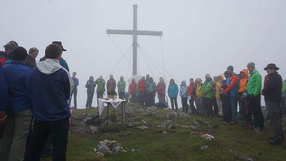 Gemeinsam unterwegs, egal bei welchem Wetter: Abschluss der Tour ist der Kufstein, hier bei der 50. Bergmesse des Alpenvereins  