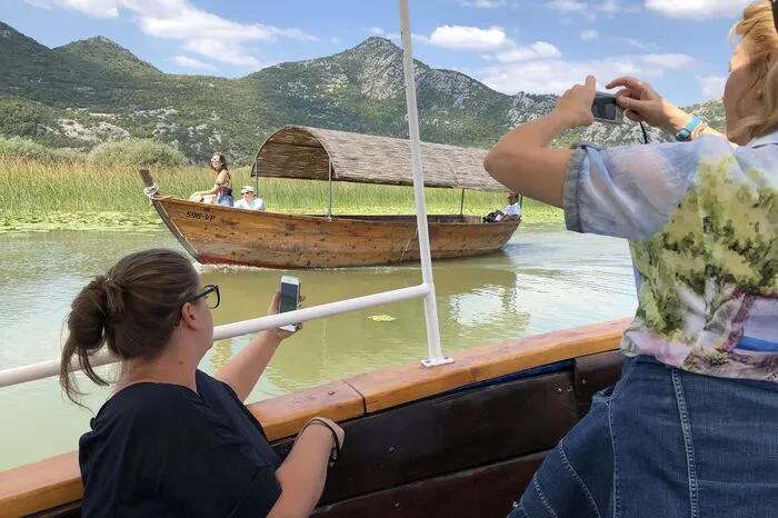 Wir ziehen weiter in den Nationalpark Skadarsee, der nach Albanien hineinreicht. Eine Bootsfahrt über den See und seine verschlungenen Wasserarme ist Entschleunigung der Extraklasse.