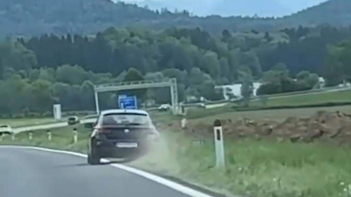 Der Lenker geriet bei seiner waghalsigen Fahrt auch von der Straße ab