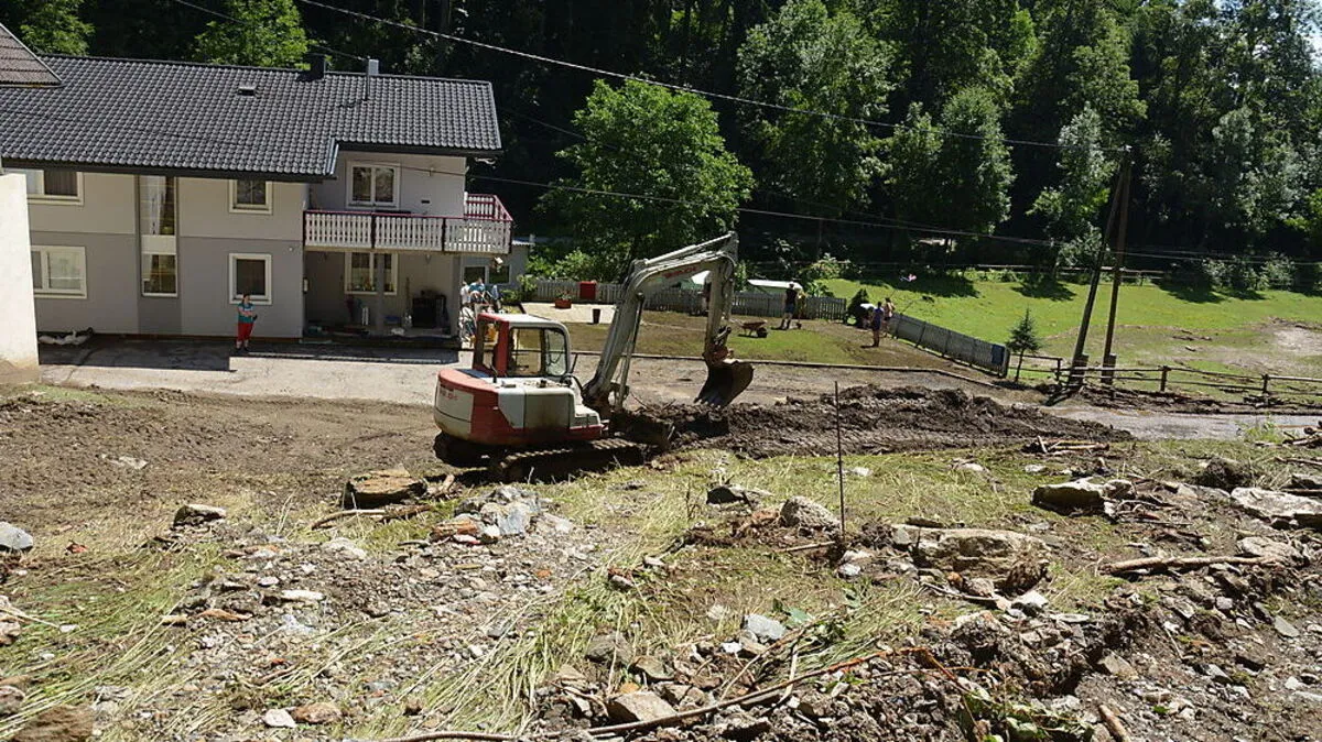 Aufräumarbeiten bei Familie Messner im Stiftergraben in Griffen