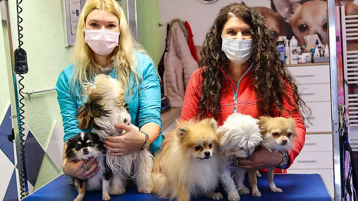 Der Hundesalon von Ulrike Strohmaier (links) und Gabi Wogrin hat zwar geöffnet. Kunde kommen aber kaum.