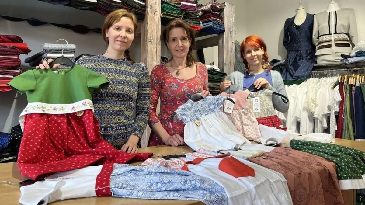 Elisabeth Pirchheim und ihre Töchter Viktoria und Elisabeth mit ihren Upcycling-Kleidern für Mädchen