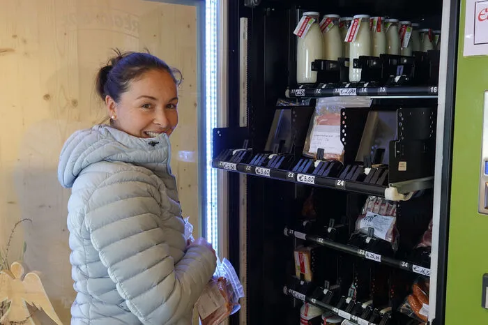 Kathrin Erlbacher vom Bacherhof befüllt den Automaten mit frischem Fleisch