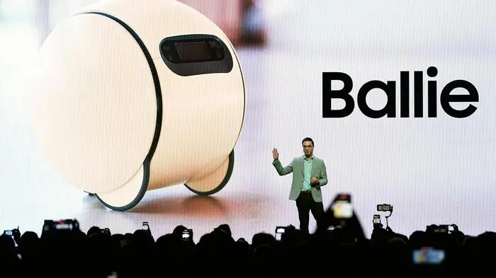Samsung stellte auf der CES die Neuauflage des Roboters Ballie vor. Dieser hat einen integrierten Full-HD-Projektor und wird via Sprachkommando oder Textnachricht gesteuert. 