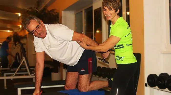 Diplomfitnesstrainerin Doris Scherzer mit dem Kunden Franz Zmug