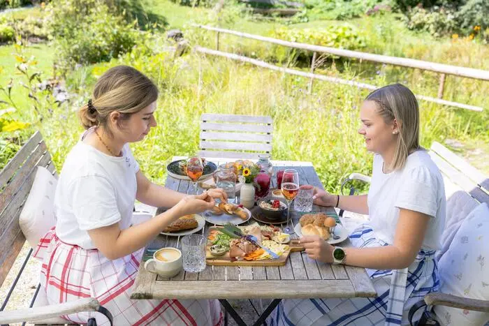  Im Bild v. l. Marina Schobegger und Julia Pointl. 