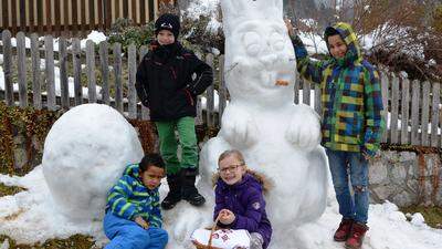  Das österliche Winterwetter nutzten Michael, Soraya, David und Elias um in Mössna (Gemeinde Sölk) einen Schneehasen zu bauen
