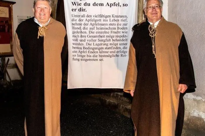 Von Apfelmann Karl Schloffer szenisch auf die Bühne gebracht, gab es für die vielen Besucher einen heiteren Wettstreit um den besten Schnaps im Land.