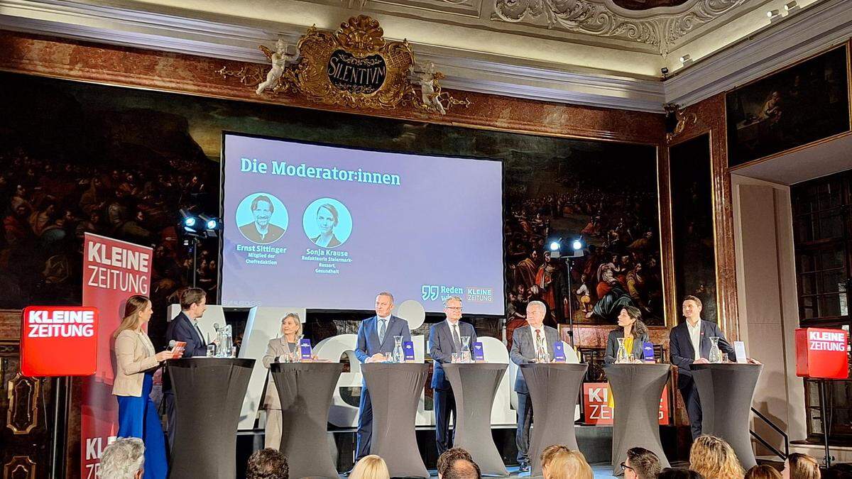 Moderatorin Sonja Krause und Moderator Ernst Sittinger gemeinsam mit den Spitzenkandidaten der Parteien: Claudia Klimt-Weithaler (KPÖ), Mario Kunasek (FPÖ), Landeshauptmann Christopher Drexler (ÖVP), Vize-LH Anton Lang (SPÖ), Sandra Krautwaschl (Grüne) und Niko Swatek (Neos)