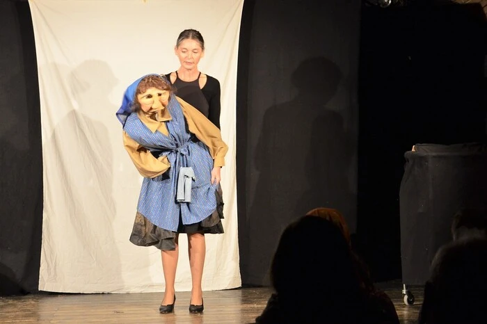 Elfriede Scharf startete mit ihrem Stück „Frau Hedwig“ mit ihrer Hausbesorgerin, die mit ungenierten Aussagen über „digital beeinträchtigte Kinder“,...