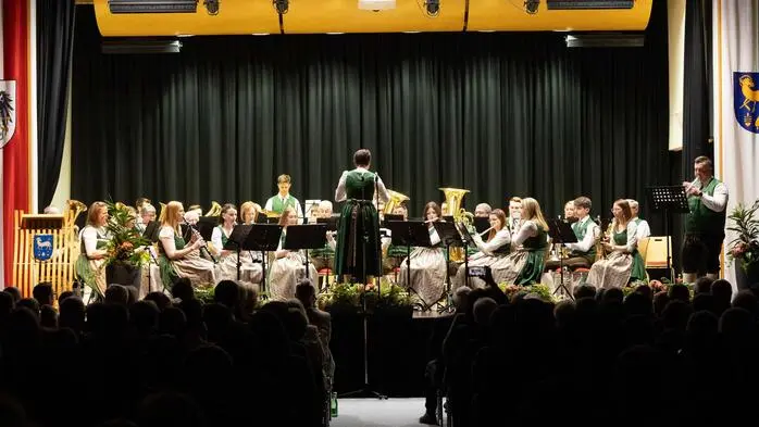 Ein stimmungsvoller Konzertabend erwartete die Besucher beim Frühjahrskonzert des Trachtenmusikvereins Unterlungitz am Samstag, den 28. März, in der Raiffeisen Kultur- und Sporthalle der Volksschule St. Johann in der Haide.