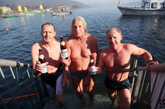 Neujahrsschwimmen 2020 in Velden am Wörthersee vor dem Schloss Velden bei strahlendem Winterwetter