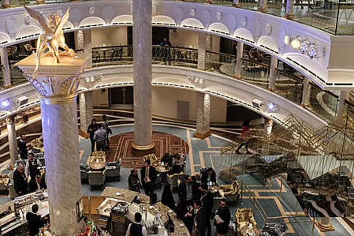 Beim Teatro Rosso, in dem täglich opulente Shows gezeigt werden, hat man Anleihen am Teatro Fenice genommen und auf Schritt und Tritt zeigen goldene Markuslöwen ihre Zähne. Die Lounge delle Stelle soll ein Stück Markusplatz symbolisieren, mit Marmorsäule und dem Markuslöwen obendrauf.