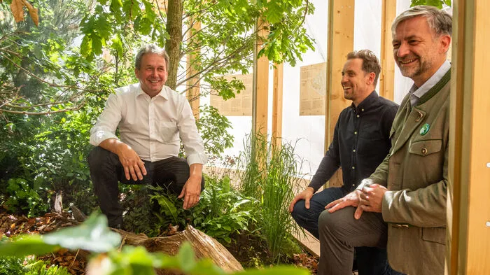 Andreas Goritschnig von "Breathe Earth Collective" im Klima-Kultur-Pavillon mit Kammerpräsdient Franz Titschenbacher (links) und Kammer-Forstdirektor Stefan Zwettler (rechts)