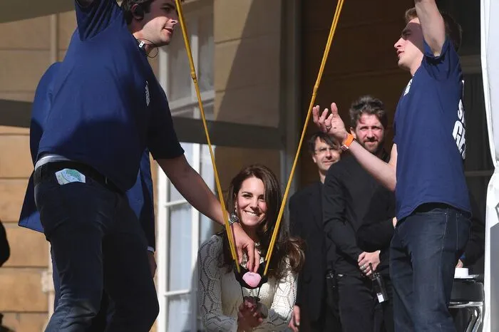 Kate ließ Wasserbomben fliegen.