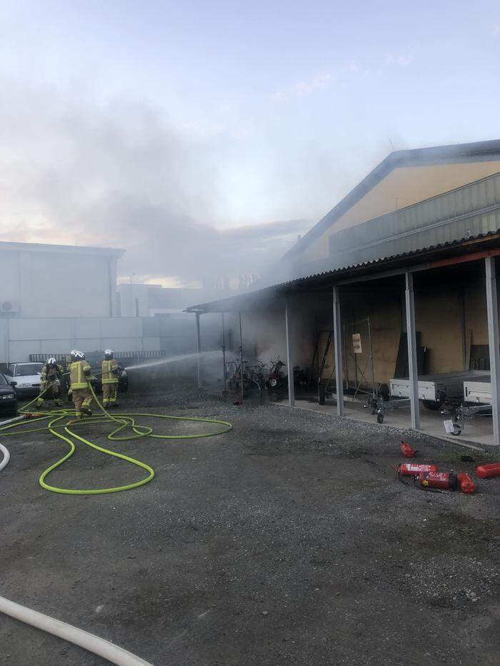 Die Berufsfeuerwehr Graz konnte den Brand in der Lagerhalle rasch löschen