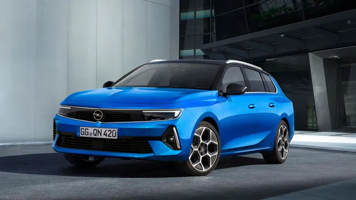 Während bei vielen Marken inzwischen Crossover und SUV die traditionellen Kombis ersetzen, hält Opel am Sports Tourer zum Astra fest. Der kompakte Hinterlader bringt es auf eine Länge von 4,64 Meter (Breite 1,86 m, Höhe 1,48 m), damit ist er um sechs Zentimeter kürzer als sein Vorgänger, während der Radstand (2,73 m) um sieben Zentimeter zulegt.