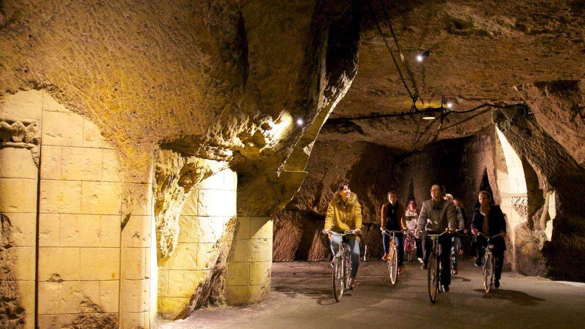 Durch den Weinkeller in Saumur kann man mit dem Fahrrad kurven